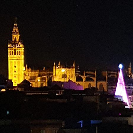 Avanti La Campana, Con Un Balcon Que Te Enamorara Del Ambiente De Sevilla Luaran gambar