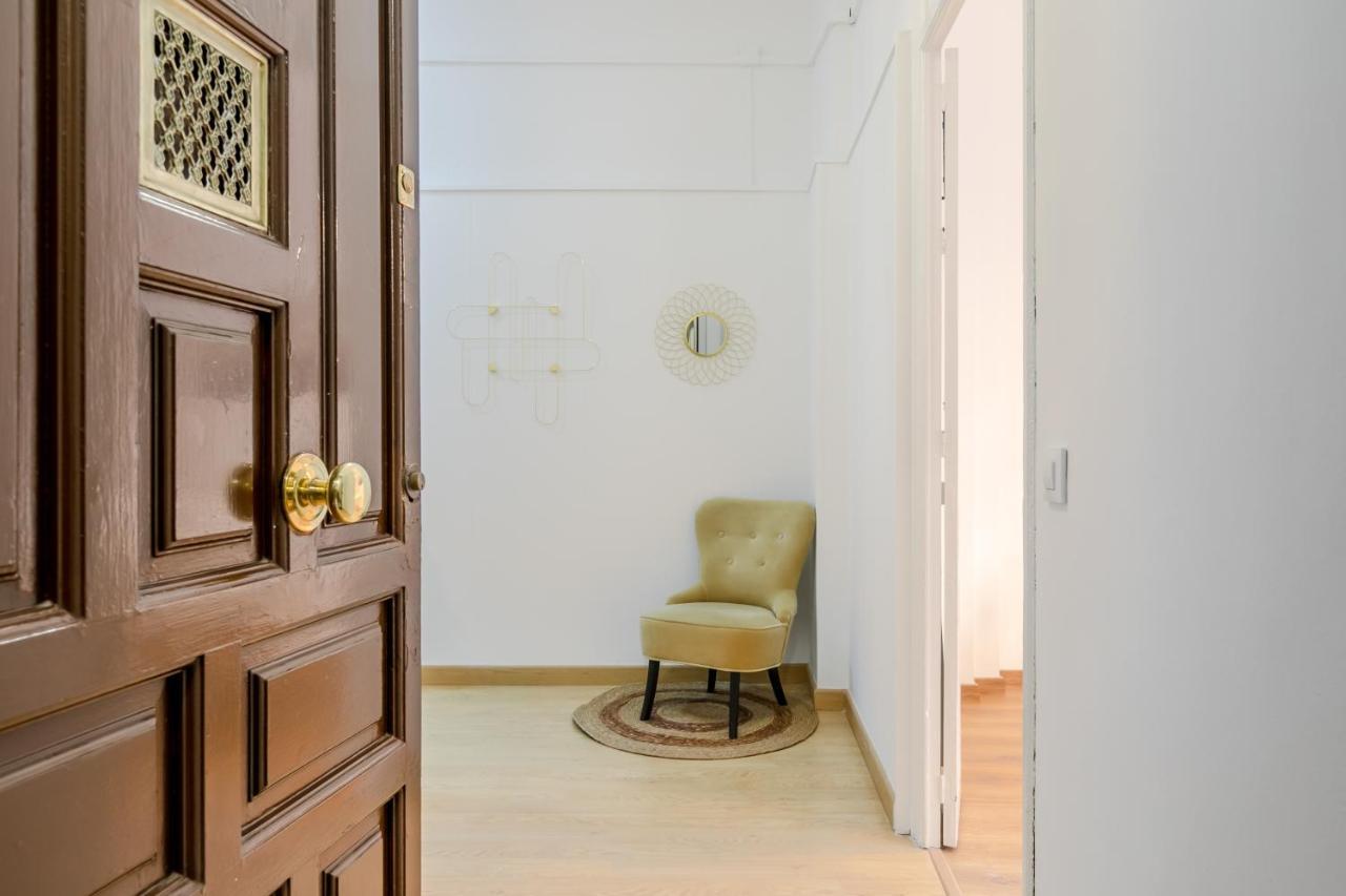 Avanti La Campana, Con Un Balcon Que Te Enamorara Del Ambiente De Sevilla Luaran gambar