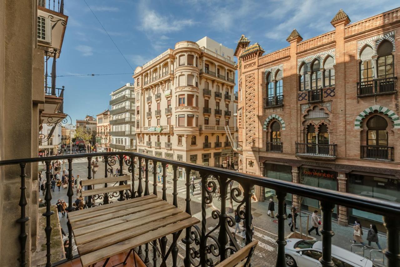 Avanti La Campana, Con Un Balcon Que Te Enamorara Del Ambiente De Sevilla Luaran gambar