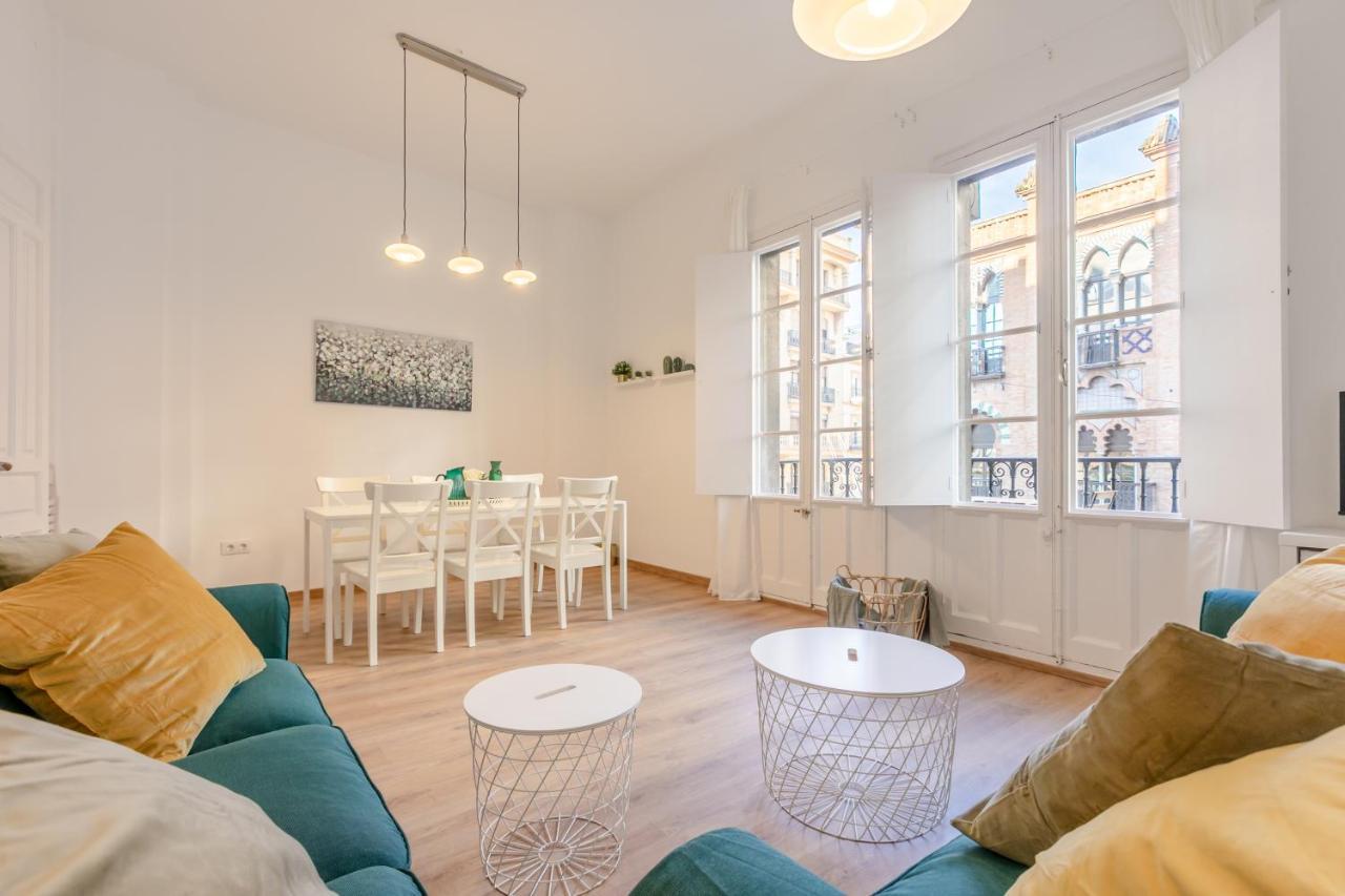 Avanti La Campana, Con Un Balcon Que Te Enamorara Del Ambiente De Sevilla Luaran gambar