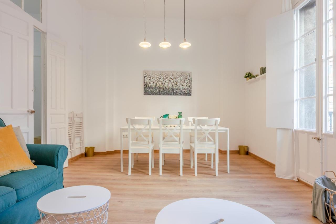 Avanti La Campana, Con Un Balcon Que Te Enamorara Del Ambiente De Sevilla Luaran gambar