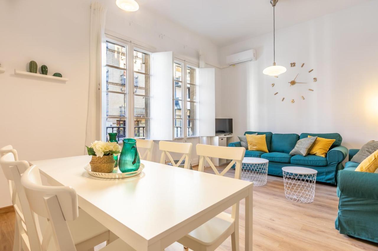 Avanti La Campana, Con Un Balcon Que Te Enamorara Del Ambiente De Sevilla Luaran gambar