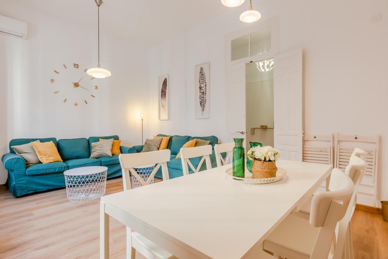 Avanti La Campana, Con Un Balcon Que Te Enamorara Del Ambiente De Sevilla Luaran gambar