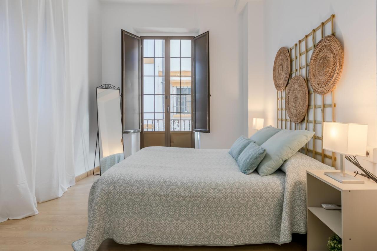Avanti La Campana, Con Un Balcon Que Te Enamorara Del Ambiente De Sevilla Luaran gambar