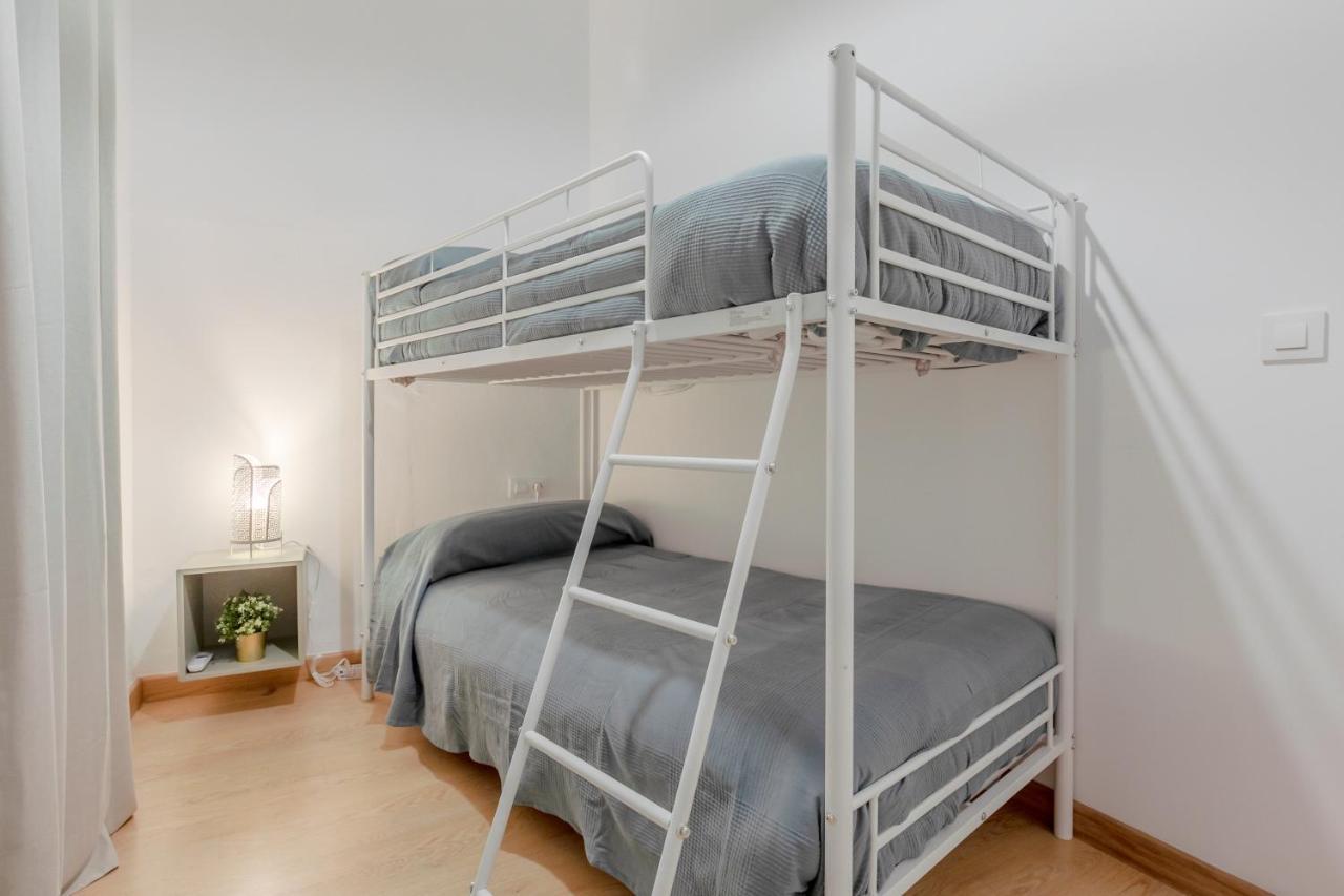Avanti La Campana, Con Un Balcon Que Te Enamorara Del Ambiente De Sevilla Luaran gambar