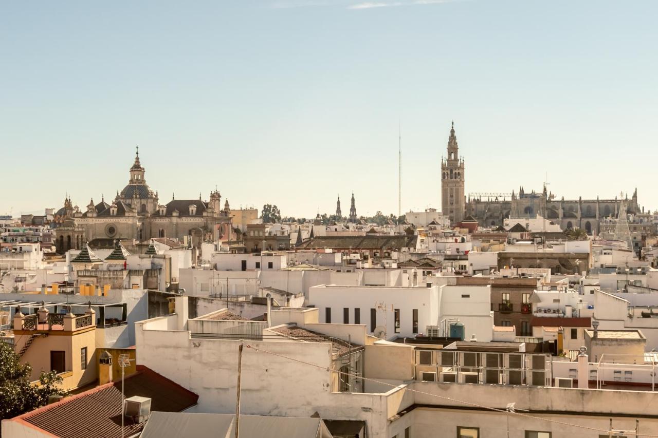 Avanti La Campana, Con Un Balcon Que Te Enamorara Del Ambiente De Sevilla Luaran gambar