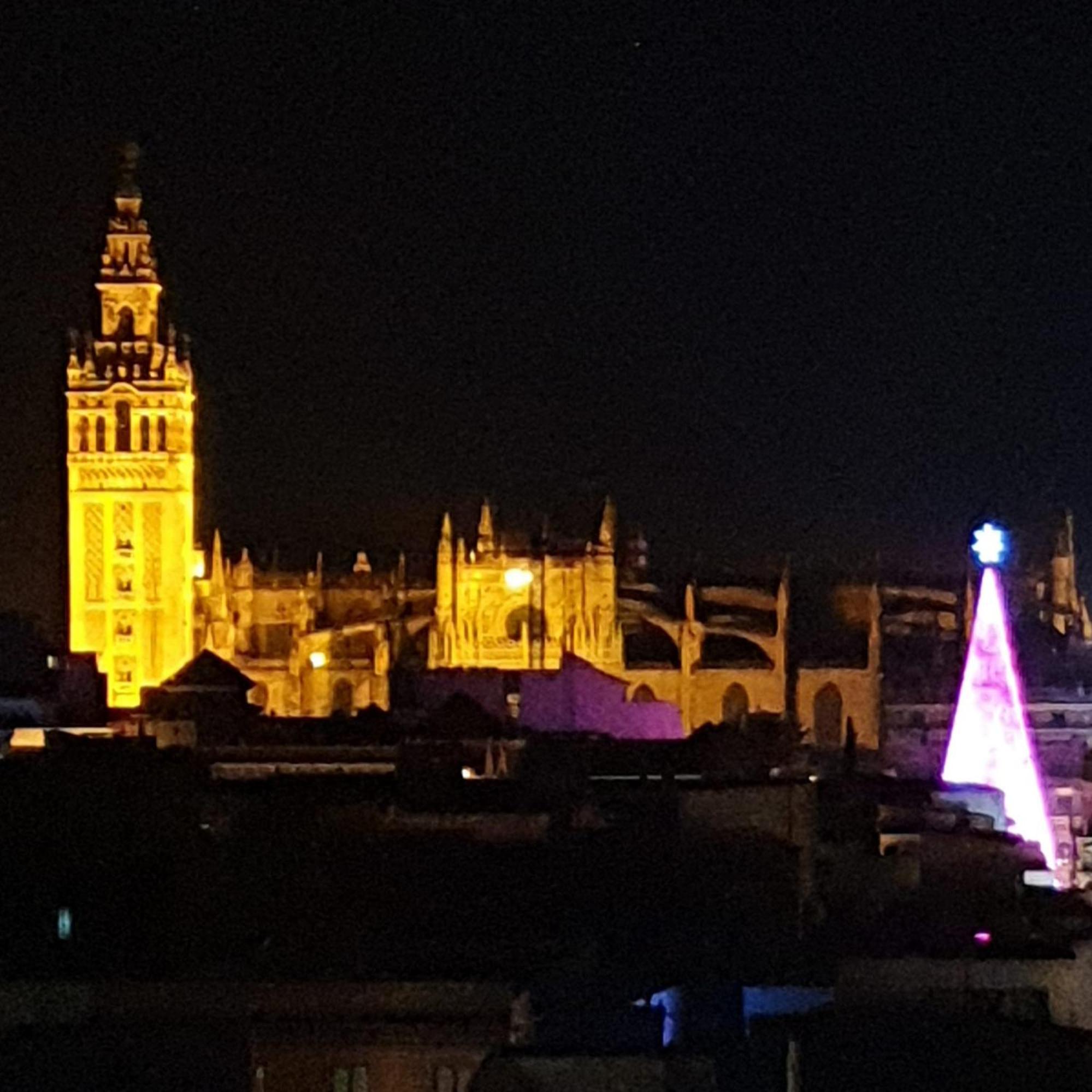 Avanti La Campana, Con Un Balcon Que Te Enamorara Del Ambiente De Sevilla Luaran gambar